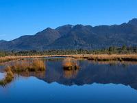 Berge spiegeln sich im ruhigen Wasser